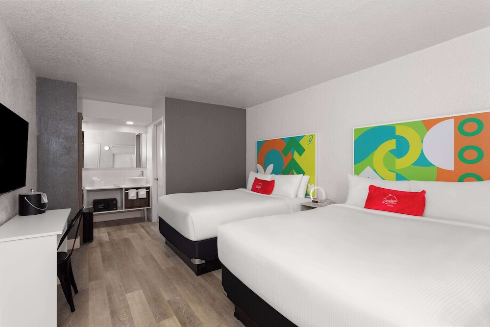 Travelodge by Wyndham Orlando Lake Buena Vista South — Rooms in Kissimmee, Florida