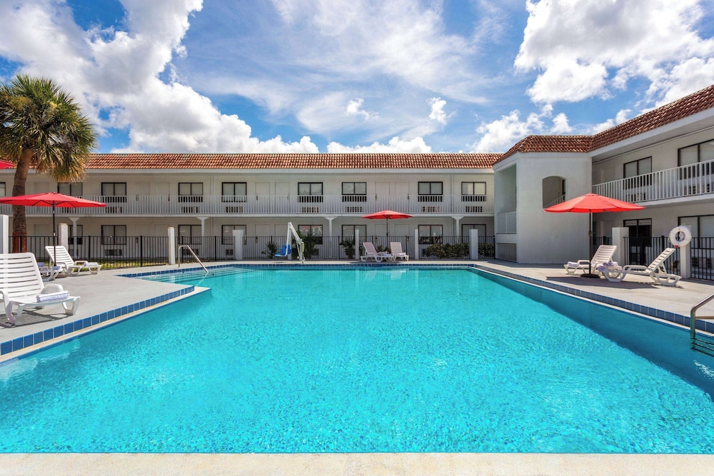 Travelodge by Wyndham Orlando Lake Buena Vista South — Pool in Kissimmee, Florida