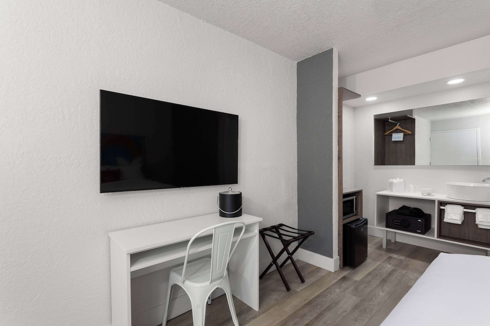 Travelodge by Wyndham Orlando Lake Buena Vista South — Rooms in Kissimmee, Florida