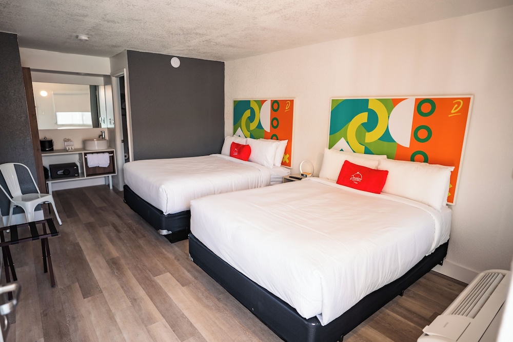 Travelodge by Wyndham Orlando Lake Buena Vista South — Rooms in Kissimmee, Florida