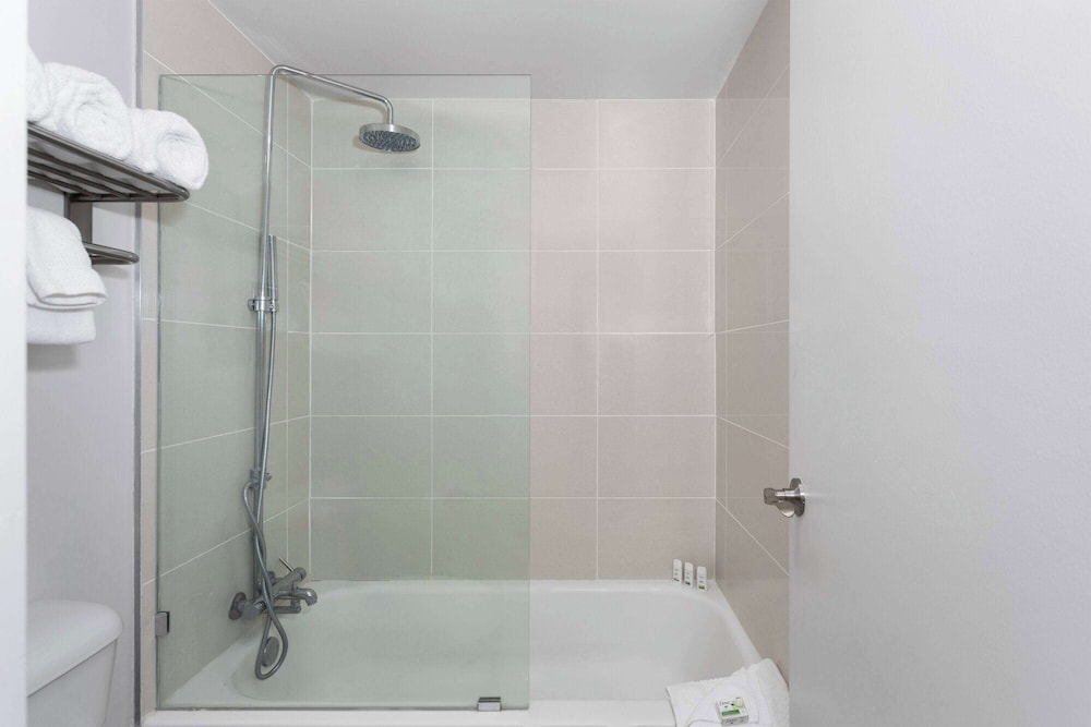 Travelodge by Wyndham Orlando Lake Buena Vista South — Rooms in Kissimmee, Florida