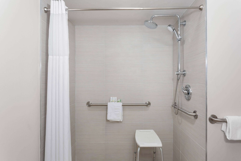 Travelodge by Wyndham Orlando Lake Buena Vista South — Rooms in Kissimmee, Florida