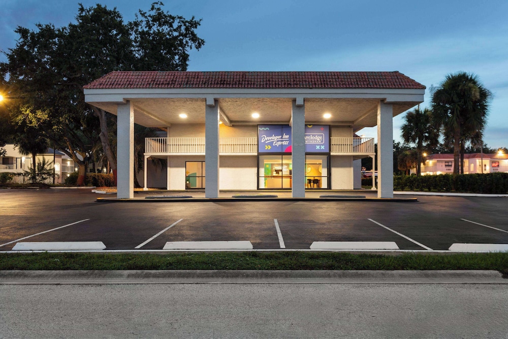 Travelodge by Wyndham Orlando Lake Buena Vista South — Outdoor in Kissimmee, Florida