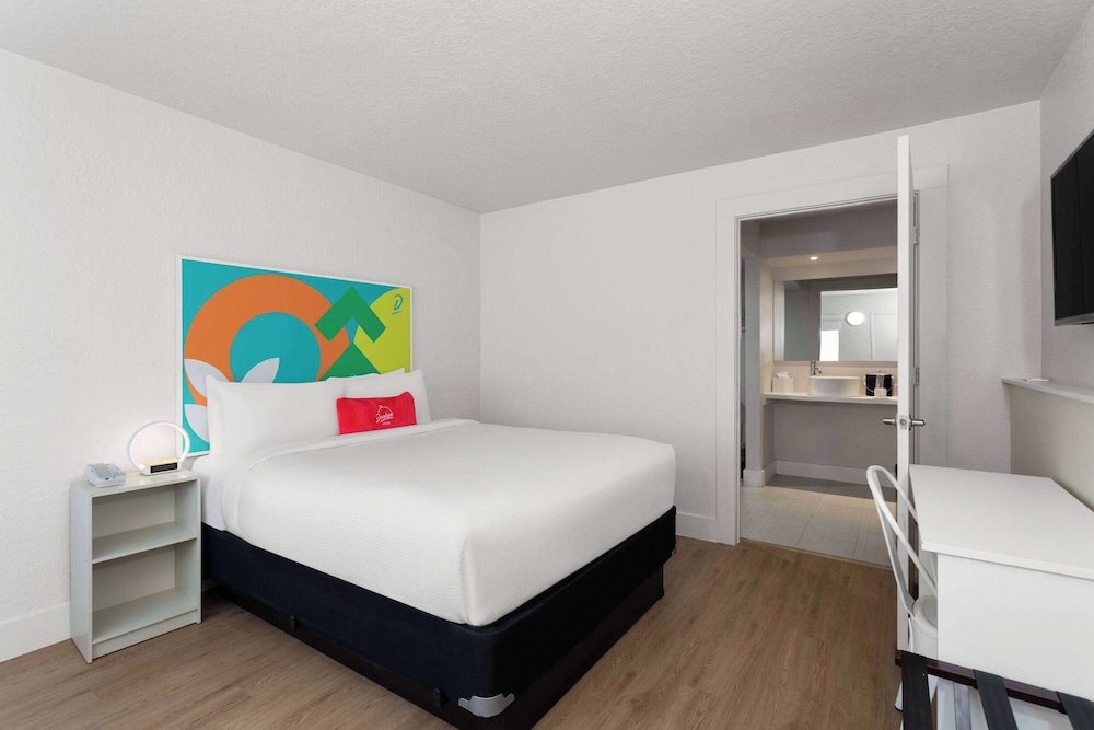 Travelodge by Wyndham Orlando Lake Buena Vista South — Rooms in Kissimmee, Florida