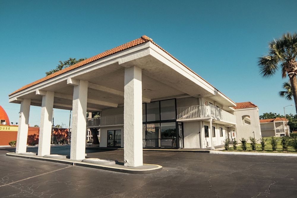 Travelodge by Wyndham Orlando Lake Buena Vista South — Outdoor in Kissimmee, Florida