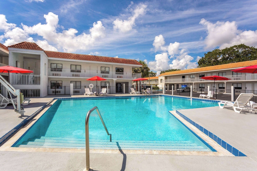 Travelodge by Wyndham Orlando Lake Buena Vista South — Pool in Kissimmee, Florida