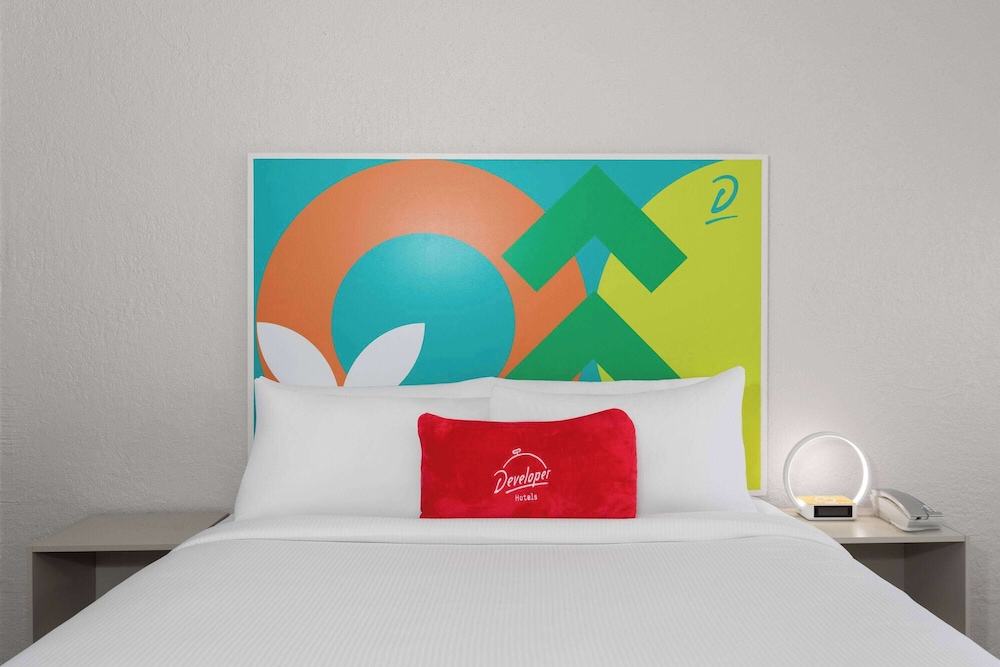 Travelodge by Wyndham Orlando Lake Buena Vista South — Rooms in Kissimmee, Florida