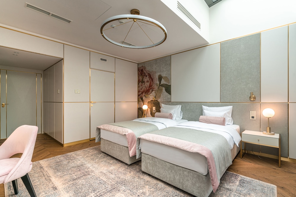 Hotel Ferreus Modern Art Deco — Hotel rooms in Krakow, Lesser Poland