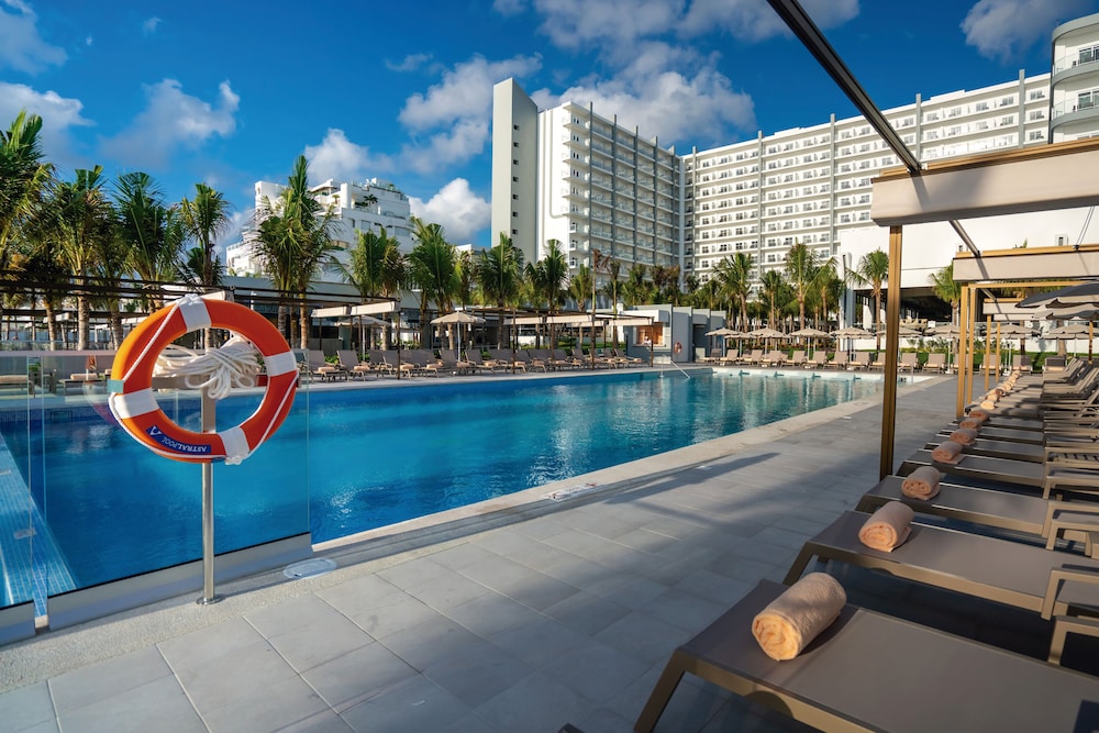 Hotel Riu Palace Kukulkan - Adults Only - All Inclusive — Swimming pool in Cancun, Quintana Roo