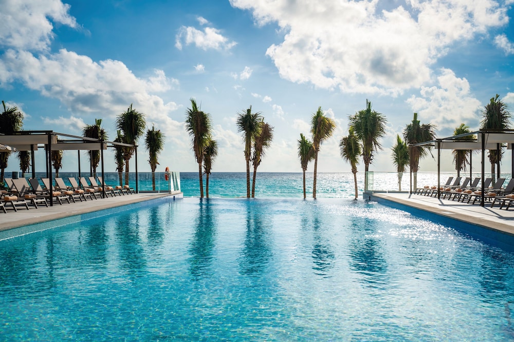 Hotel Riu Palace Kukulkan - Adults Only - All Inclusive — Swimming pool in Cancun, Quintana Roo