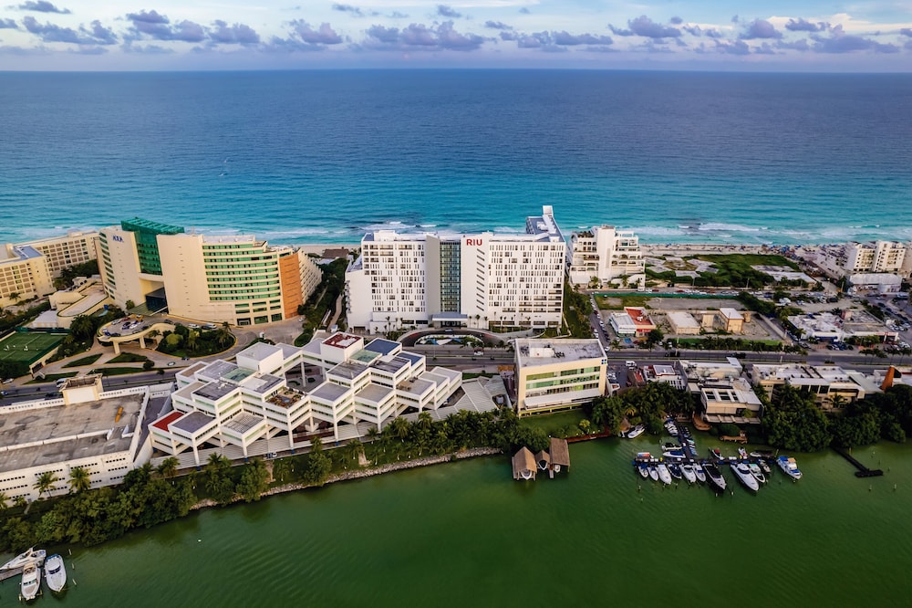 Hotel Riu Palace Kukulkan - Adults Only - All Inclusive — Hotel building in Cancun, Quintana Roo