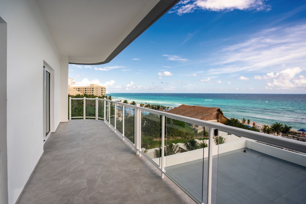 Hotel Riu Palace Kukulkan - Adults Only - All Inclusive — Hotel building in Cancun, Quintana Roo