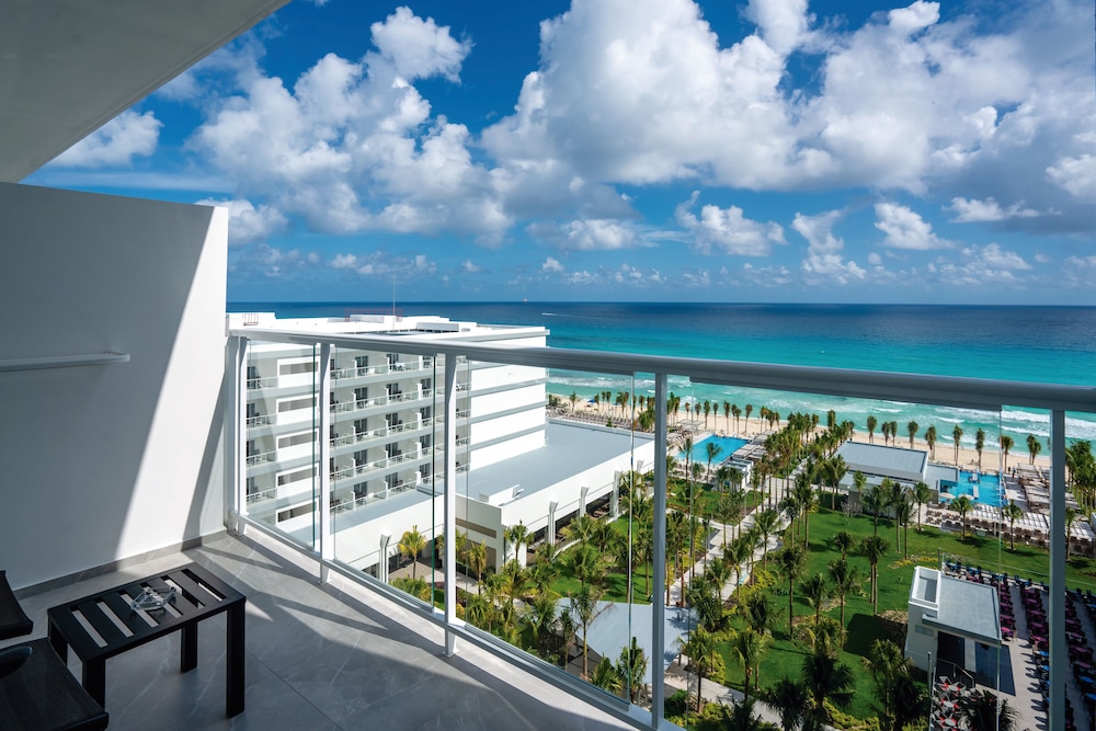 Hotel Riu Palace Kukulkan - Adults Only - All Inclusive — Hotel building in Cancun, Quintana Roo