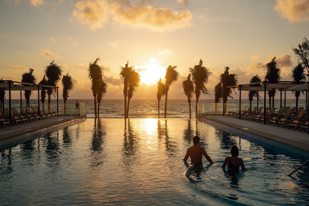 Hotel Riu Palace Kukulkan - Adults Only - All Inclusive — Swimming pool in Cancun, Quintana Roo