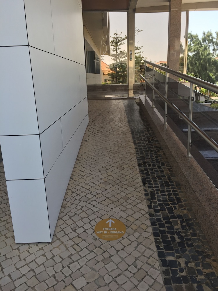 Hotel Alisios — Hotel building in Albufeira, Faro