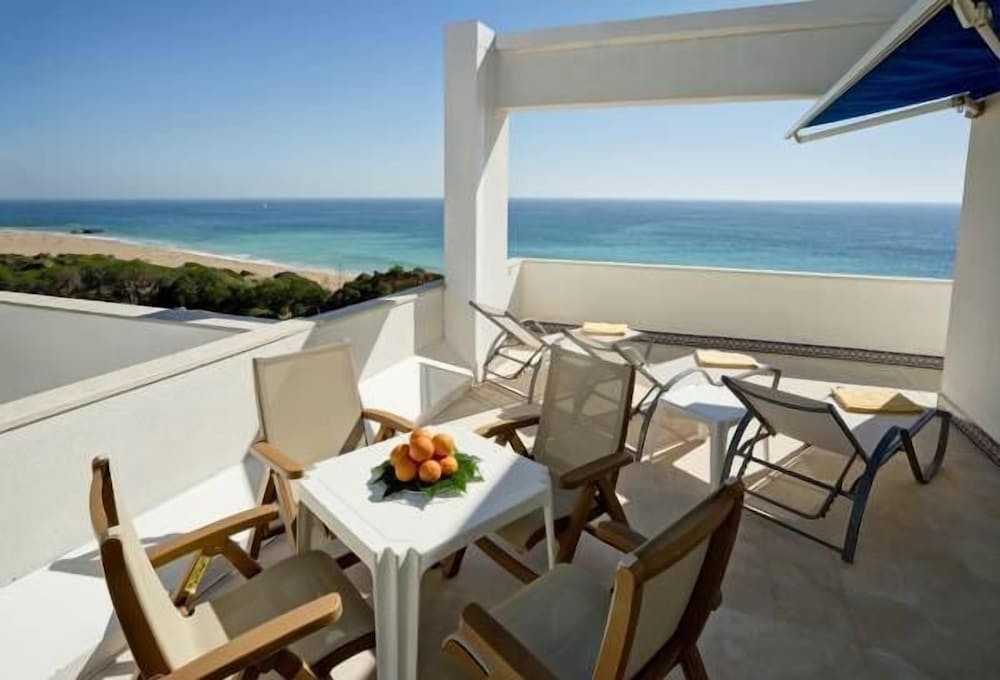 Hotel Alisios — Beach in Albufeira, Faro