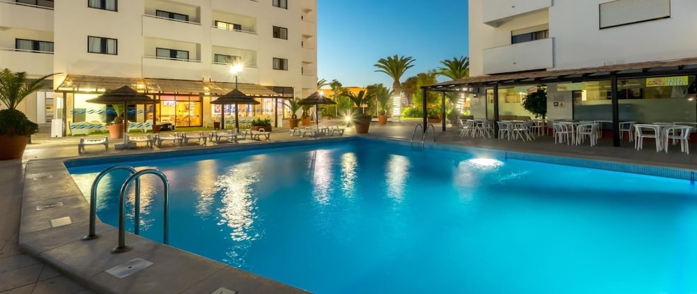 Apartamentos Turísticos Janelas do Mar — Swimming pool in Albufeira, Faro