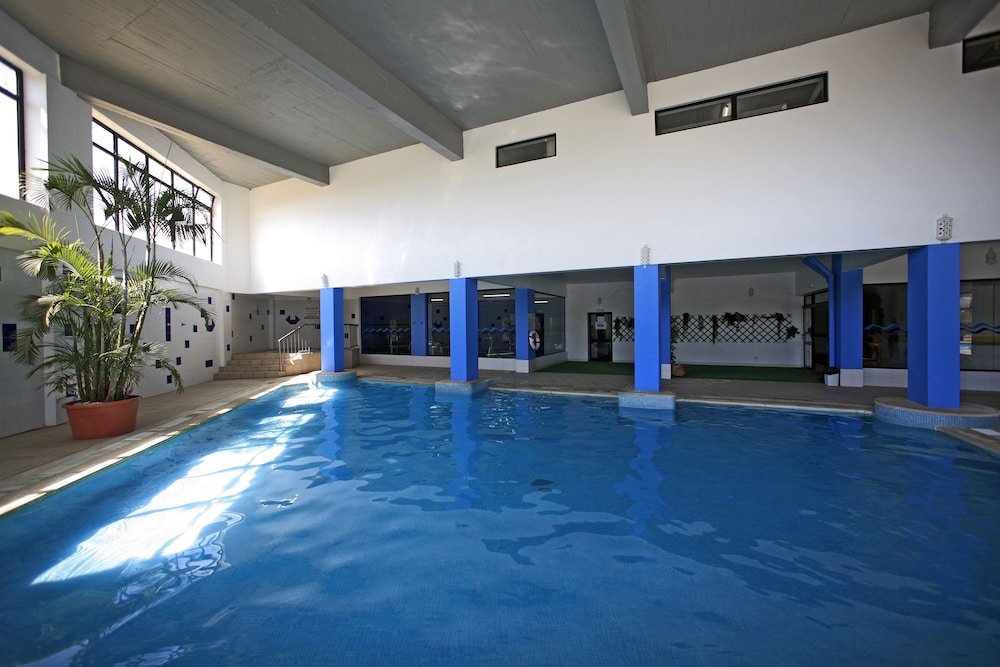 Apartamentos Turísticos Janelas do Mar — Swimming pool in Albufeira, Faro