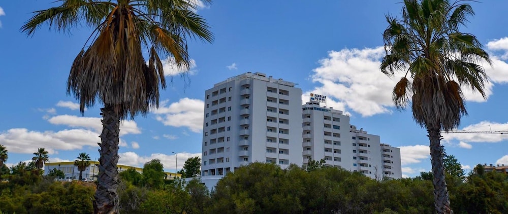 Apartamentos Turísticos Janelas do Mar — Hotel building in Albufeira, Faro
