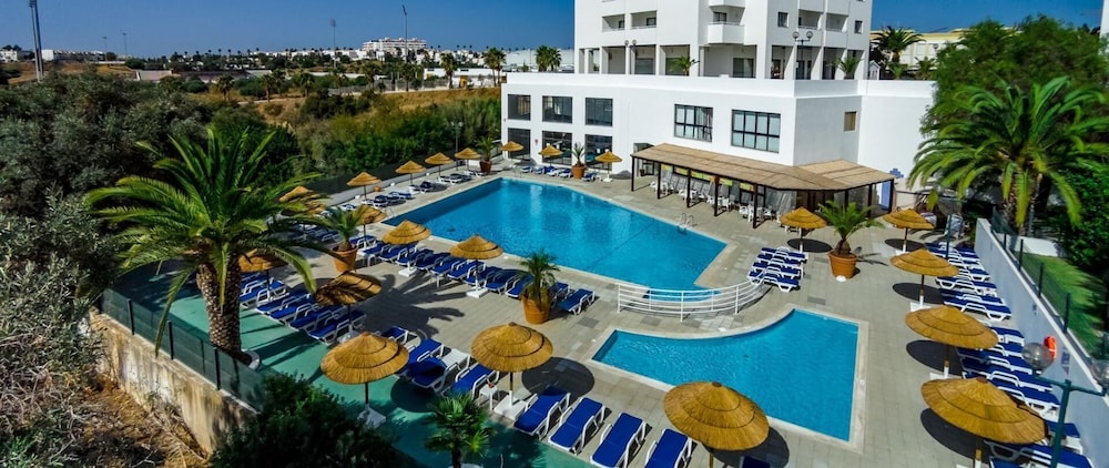 Apartamentos Turísticos Janelas do Mar — Swimming pool in Albufeira, Faro
