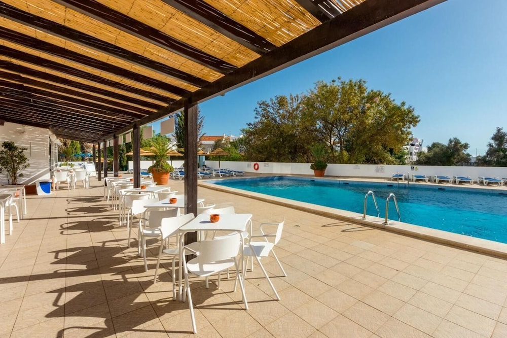 Apartamentos Turísticos Janelas do Mar — Swimming pool in Albufeira, Faro