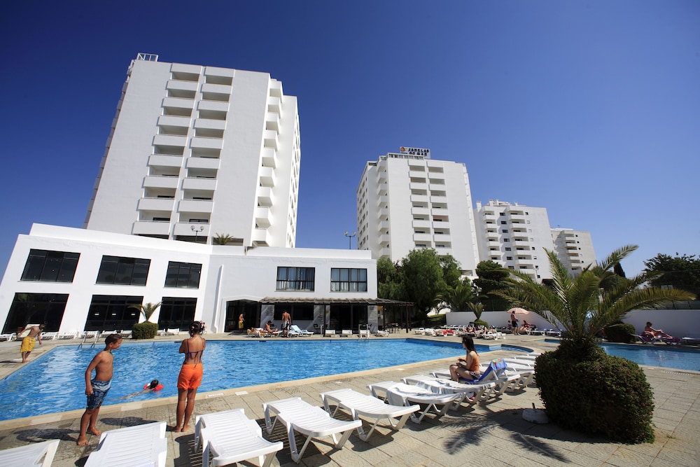 Apartamentos Turísticos Janelas do Mar — Swimming pool in Albufeira, Faro
