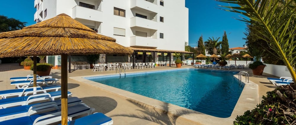 Apartamentos Turísticos Janelas do Mar — Swimming pool in Albufeira, Faro