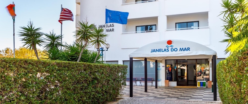 Apartamentos Turísticos Janelas do Mar — Hotel building in Albufeira, Faro