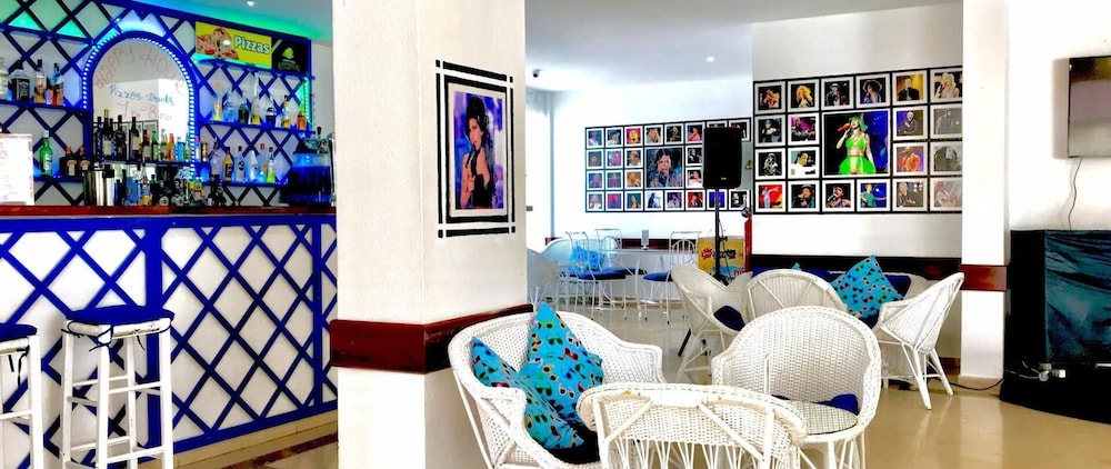 Apartamentos Turísticos Janelas do Mar — Restaurant & bars in Albufeira, Faro