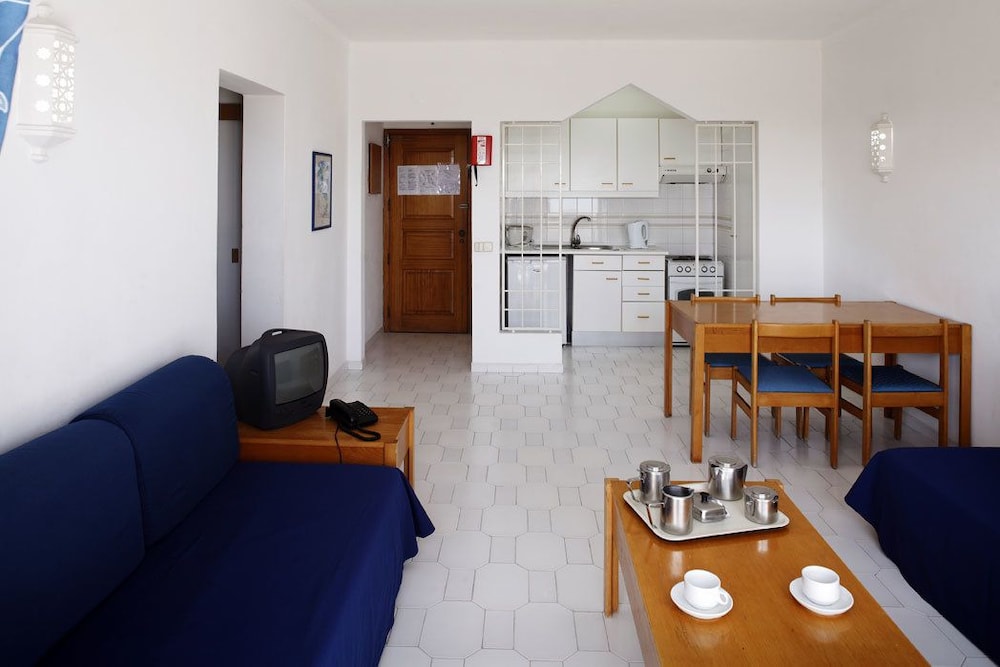 Apartamentos Turísticos Janelas do Mar — Hotel rooms in Albufeira, Faro