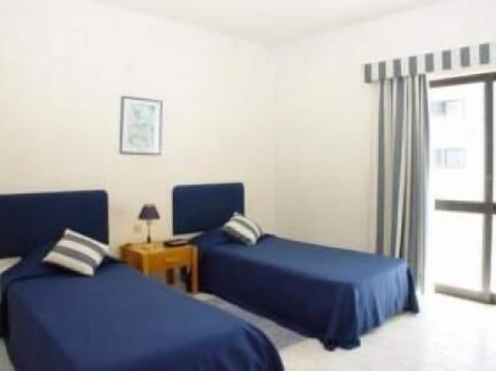 Apartamentos Turísticos Janelas do Mar — Hotel rooms in Albufeira, Faro
