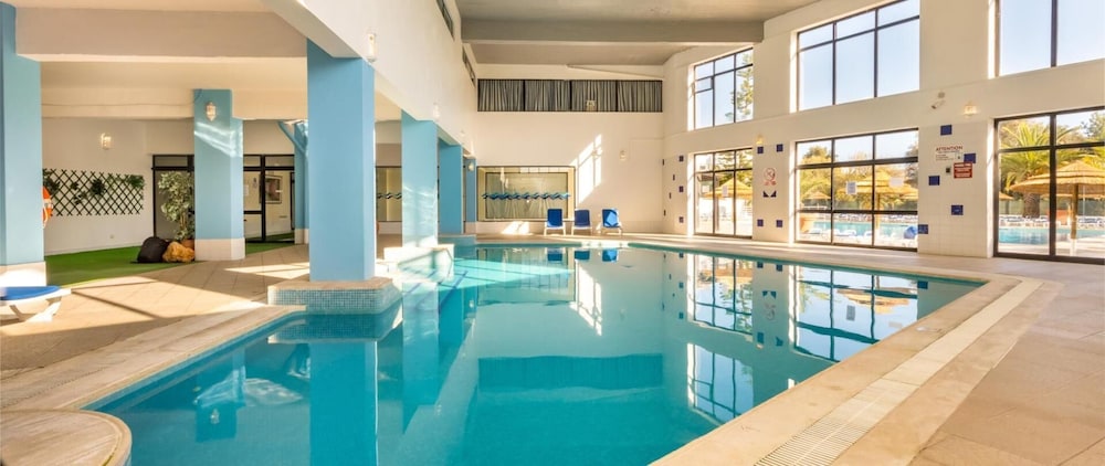 Apartamentos Turísticos Janelas do Mar — Swimming pool in Albufeira, Faro