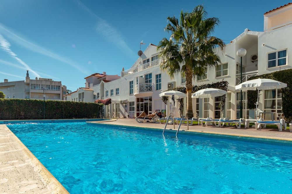 Apartamentos Turísticos Club Ouratlântico — Swimming pool in Albufeira, Faro