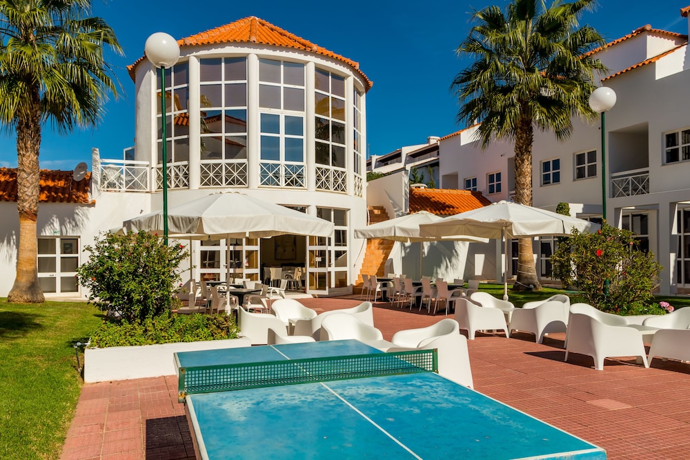 Apartamentos Turísticos Club Ouratlântico — Hotel building in Albufeira, Faro