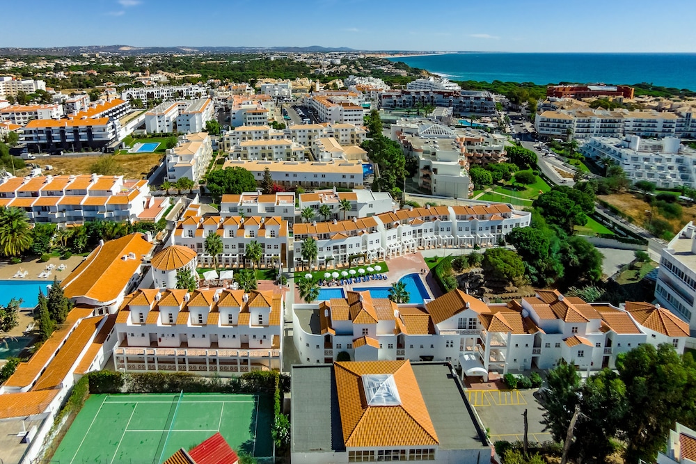 Apartamentos Turísticos Club Ouratlântico — Hotel building in Albufeira, Faro