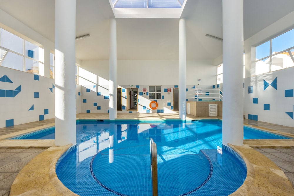 Apartamentos Turísticos Club Ouratlântico — Swimming pool in Albufeira, Faro