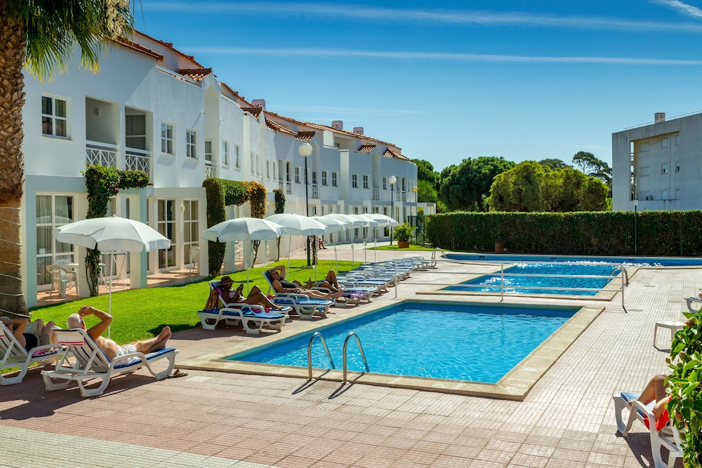 Apartamentos Turísticos Club Ouratlântico — Swimming pool in Albufeira, Faro