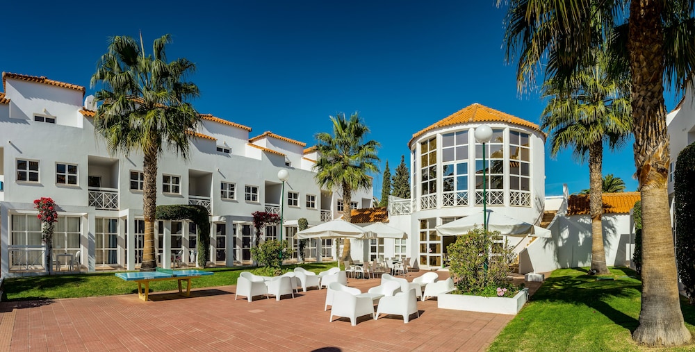 Apartamentos Turísticos Club Ouratlântico — Hotel building in Albufeira, Faro