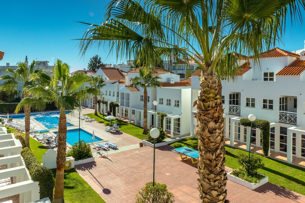 Apartamentos Turísticos Club Ouratlântico — Hotel building in Albufeira, Faro