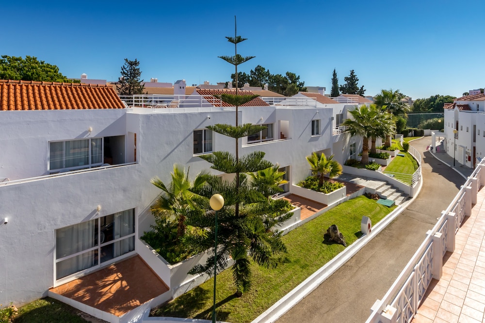 Apartamentos Turísticos Club Ouratlântico — Hotel building in Albufeira, Faro