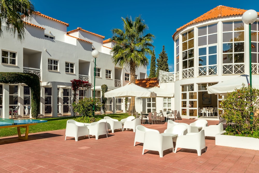 Apartamentos Turísticos Club Ouratlântico — Hotel building in Albufeira, Faro