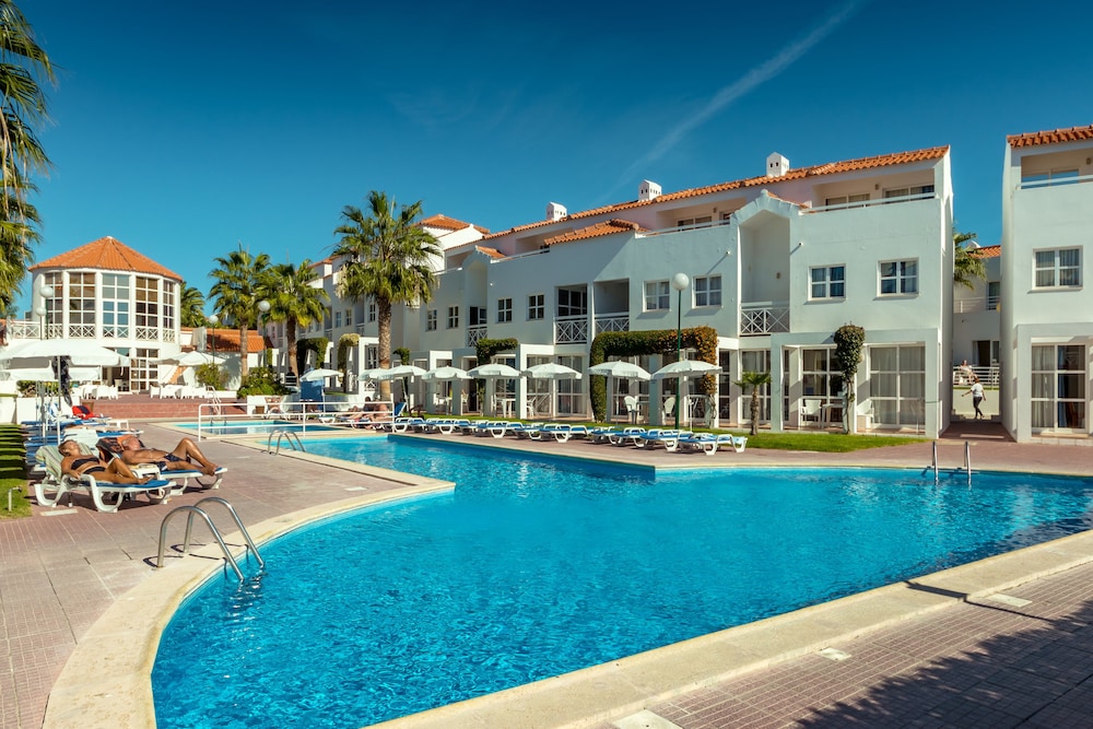 Apartamentos Turísticos Club Ouratlântico — Swimming pool in Albufeira, Faro