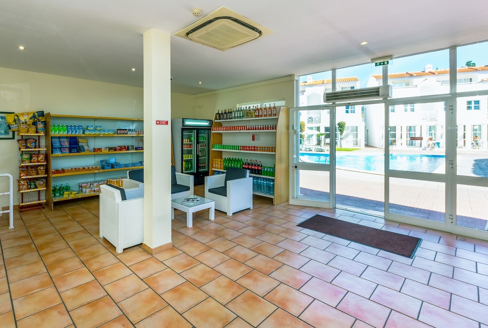 Apartamentos Turísticos Club Ouratlântico — Restaurant & bars in Albufeira, Faro