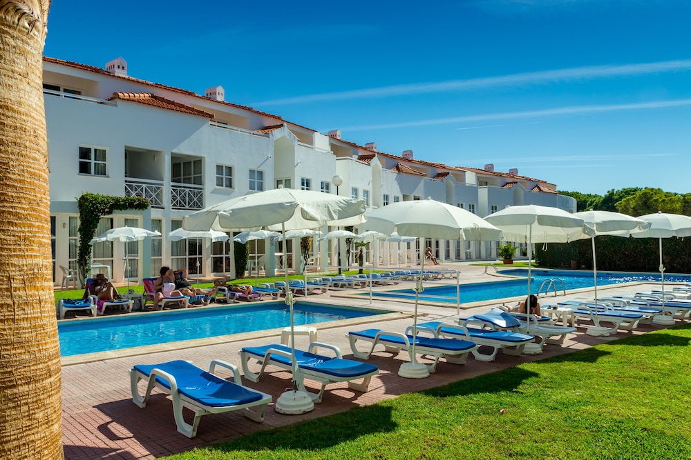 Apartamentos Turísticos Club Ouratlântico — Swimming pool in Albufeira, Faro