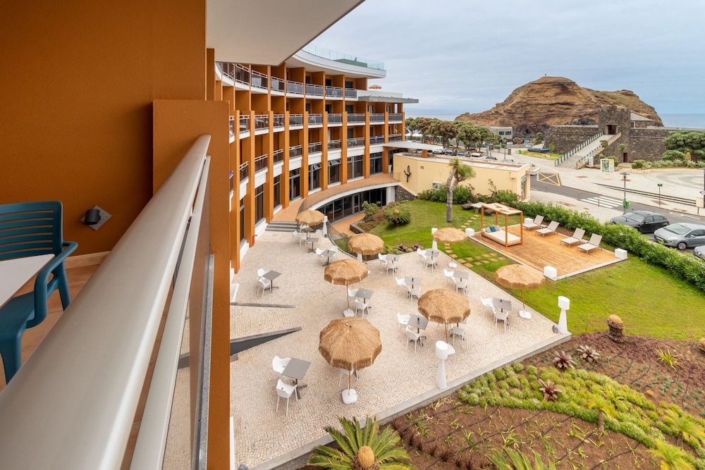 Aqua Natura Bay — Hotel building in Porto Moniz, Madeira