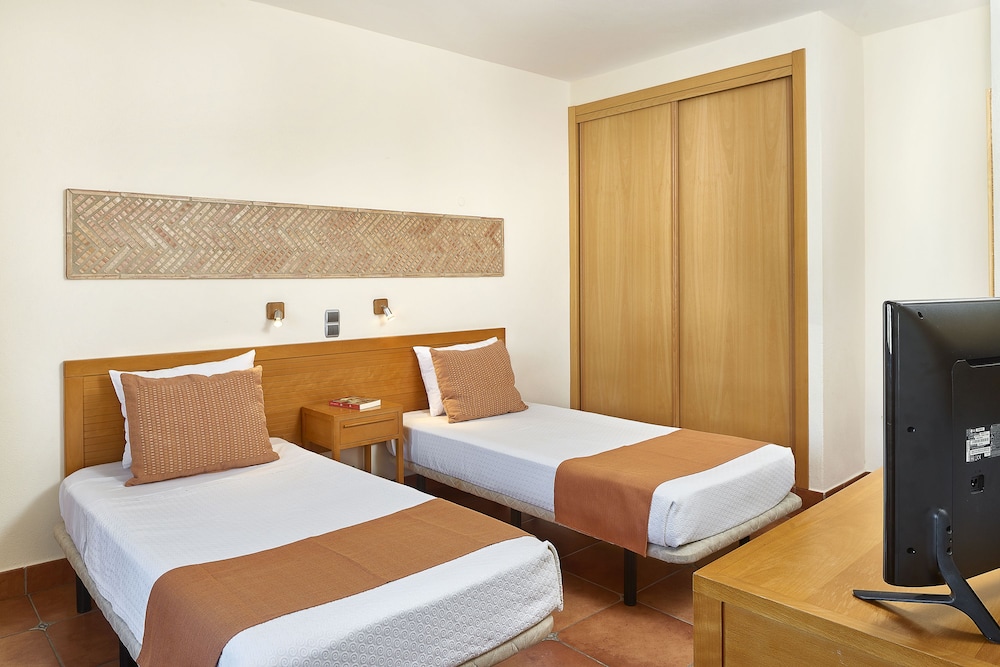 Oceanus Aparthotel — Hotel rooms in Albufeira, Faro