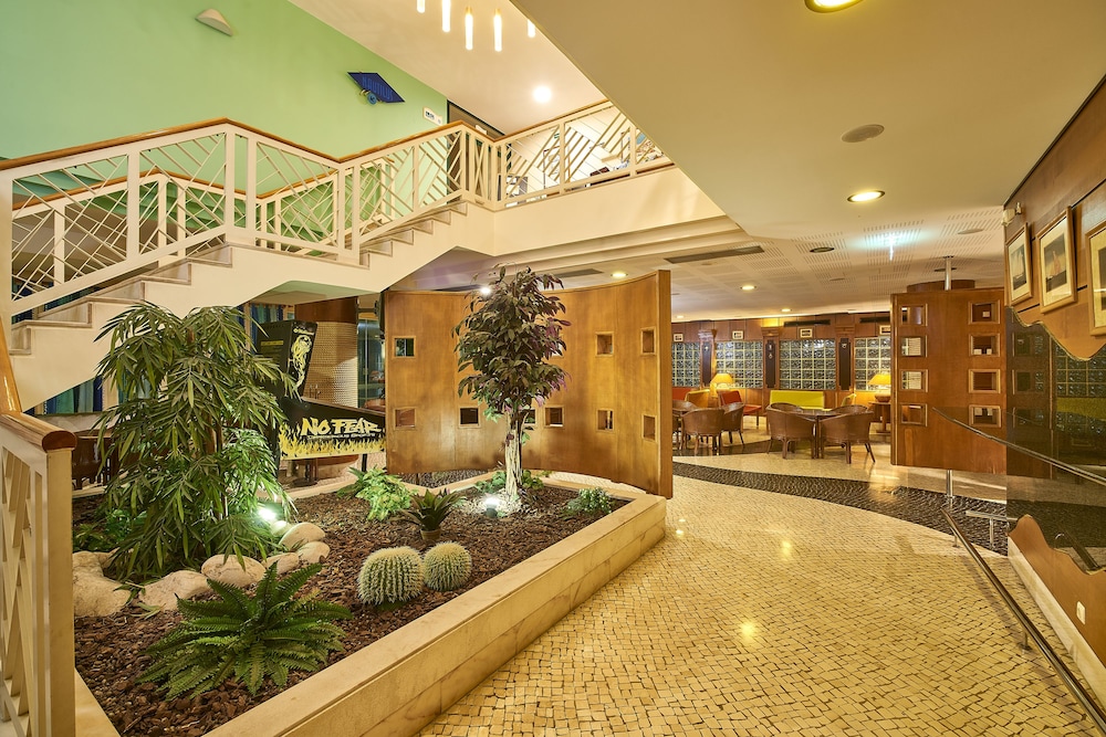 Oceanus Aparthotel — Hotel building in Albufeira, Faro
