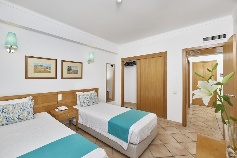 Oceanus Aparthotel — Hotel rooms in Albufeira, Faro