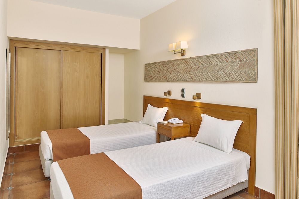 Oceanus Aparthotel — Hotel rooms in Albufeira, Faro