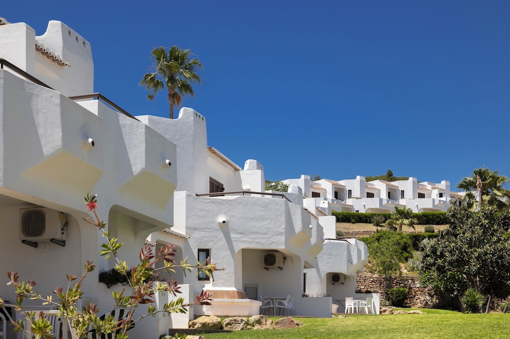 Clube Albufeira Garden Village — Hotel building in Albufeira, Faro